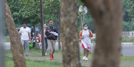 Suasana Kawasan Stadion Pakansari Ramai Warga Berolahraga