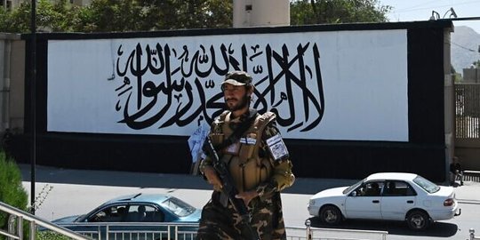 Taliban Pajang Bendera Resmi Saat Dunia Peringati Peristiwa 11 September