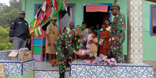 TNI Bantu Warga Kampung Kisor yang Mengungsi Pascapenyerangan di Maybrat