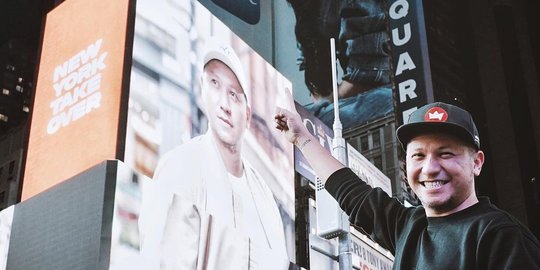 Potret Gading Marten Wajahnya Terpampang di Times Square New York