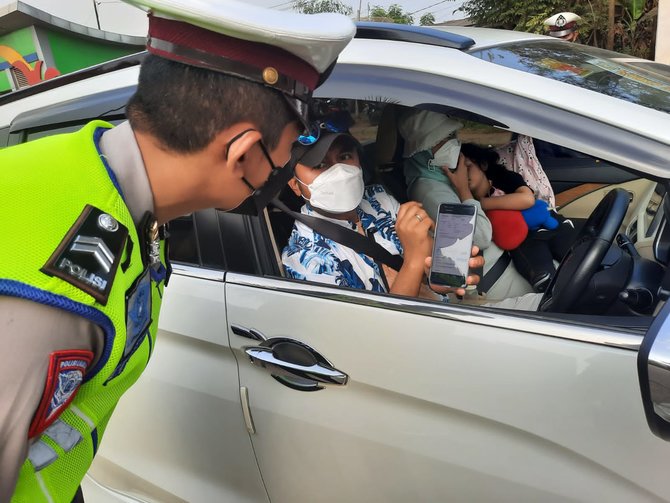 polisi putarbalik kendaraan hendak ke anyer