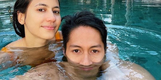 Potret Pevita Pearce Berenang Bareng Sang Pacar, Posenya So Sweet Abis