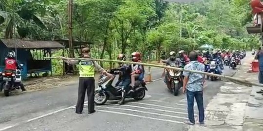 Ratusan Wisatawan Menuju Kawasan Wisata di Gunungkidul Diputarbalik