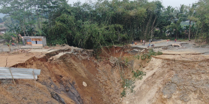 foto udara kondisi longsor di rumpin kabupaten bogor minggu