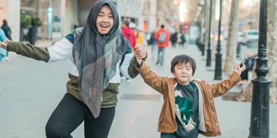 Rafathar Ingin Diasuh Lala sampai Usia 20 Tahun, Ini Potret Kedekatan Keduanya