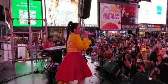 7 Potret Pedangdut Fitri Karlina Menggoyang Times Square New York, Bule Ikutan Joget