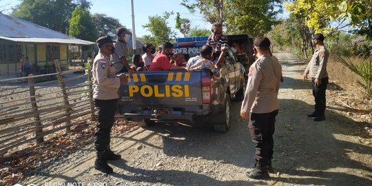 Tak Ada Transportasi, Warga Timor Tengah Utara Dijemput Mobil Patroli untuk Divaksin