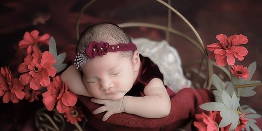 Deretan Foto Lucu Anak Pertama Nella Kharisma saat Pemotretan Newborn, Bikin Gemas!