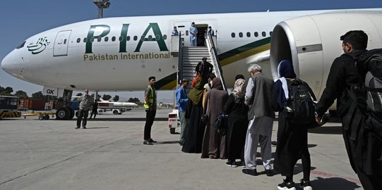 PIA, Maskapai Asing Komersial Pertama yang Mendarat di Bandara Kabul