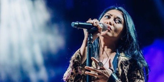 6 Potret Anggun C Sasmi Gelar Konser di Italia, Netizen Salfok Lihat Ini