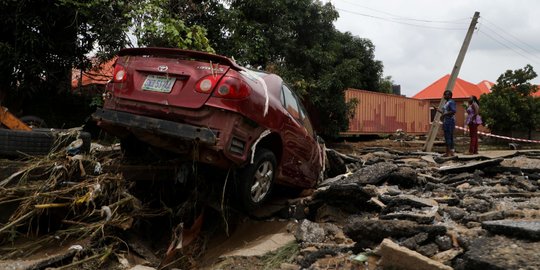 Banjir Bandang Sapu Mobil Hingga Rumah di Nigeria