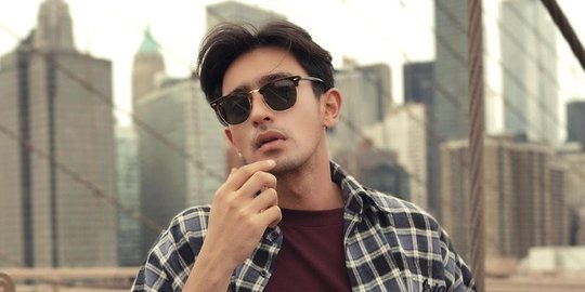 5 Potret Omar Daniel di New York, Bergaya Kasual Santai dan Ganteng Banget