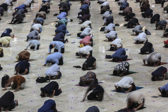 salat jumat di masjid istiqlal