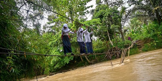 Perjuangan Anak Sekolah Lewati Jembatan Rusak di Sulawesi Selatan