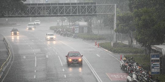 3 Fenomena Musim Dorong Potensi Hujan Petir di Sejumlah Wilayah Indonesia