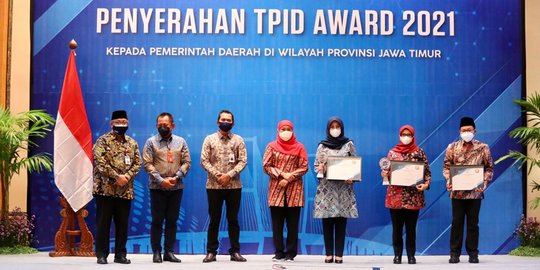 Kemenko Perekonomian Serahkan Sertifikat TPID & Sebut Banyuwangi Bisa Jadi Contoh