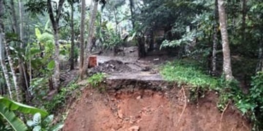 Belasan Rumah Rusak Diterjang Tanah Longsor di Tasikmalaya