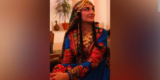 Perempuan Afghanistan Menentang Taliban dengan Memakai Gaun Berwarna-Warni