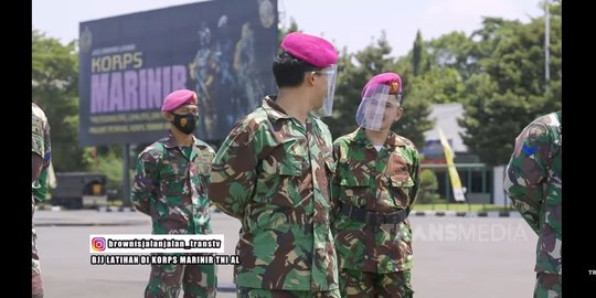 Perintah Komandan TNI AL, Ruben dan Anwar Bawa Tas Ransel Keliling Lapangan Marinir