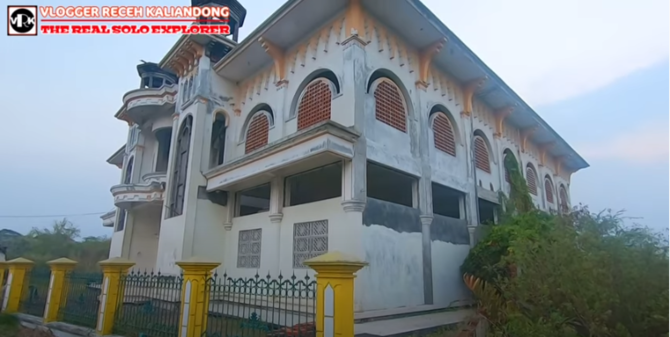 masjid megah terbengkalai akibat lumpur lapindo masih tetap kokoh