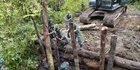 TNI-Polri Bahu-Membahu Perbaiki Jembatan yang Dirusak KNPB di Papua