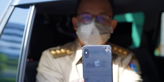 Anies Baswedan Pakai iPhone Retak Jadi Sorotan