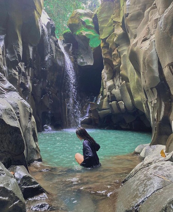 liburan yasmin napper di air terjun