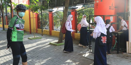 Tinjau PTM di Semarang, Ganjar Temukan Siswa Berkerumun Tunggu Guru