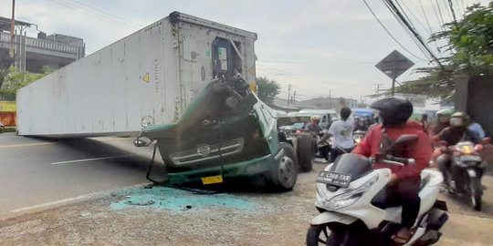 Kontainer Lepas Lalu Hantam Ruang Kemudi Truk di Tangerang, Lalu Lintas Macet