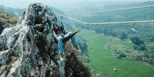 Menantang Nyali Bergelantungan di Ketinggian Gunung Hawu, Ekstrem Banget