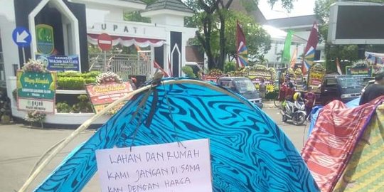 Protes Pembebasan Lahan, Warga Ancam Menginap di Kantor Bupati Karawang