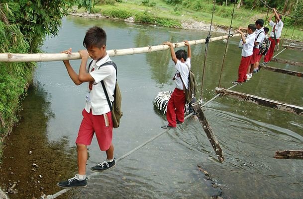 anak sekolah di padang sedang meniti jembatan darurat 001