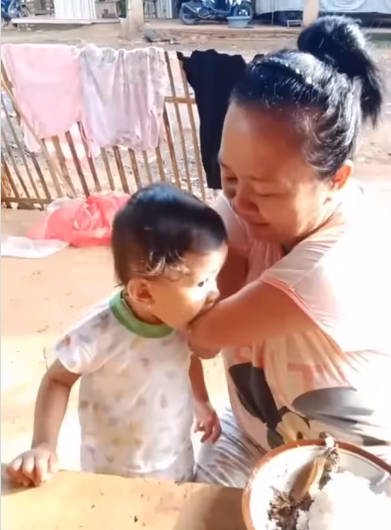 perjuangan seorang ibu menyuapi anaknya meski tanpa telapak tangan