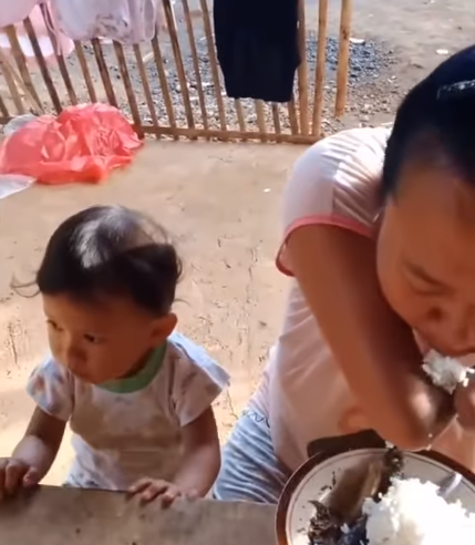 perjuangan seorang ibu menyuapi anaknya meski tanpa telapak tangan