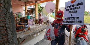 Aksi Super-Isoman Hibur Anak-Anak di Sukoharjo