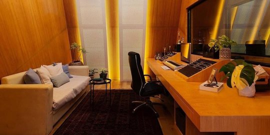 Berada di Rooftop, Ini 5 Potret Studio Musik di Rumah Ello Tahitoe yang Keren Abis