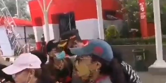 Padahal Masih PPKM, Ini Potret Pendemo Anies Berkerumun & Selfie dengan Polisi di KPK