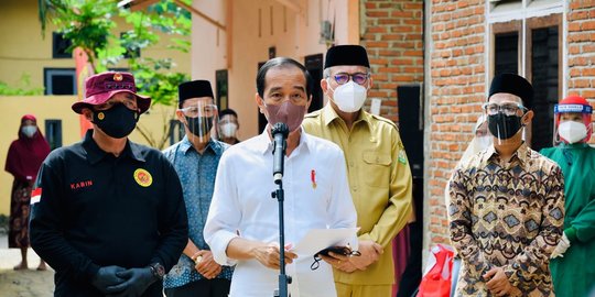 Jokowi Tinjau Vaksinasi Door to Door di Sumut Pastikan Distribusi Vaksin