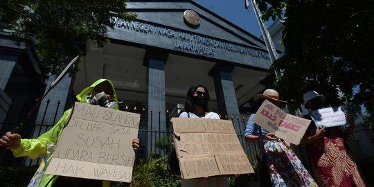 Aksi Damai di Sidang Gugatan Polusi Udara