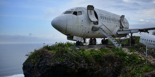 Penampakan Bangkai Pesawat 'Parkir' di Ujung Tebing Bali