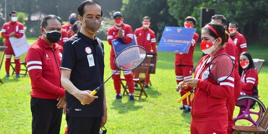 Saat Jokowi Diberi Raket Oleh Atlet Peraih Medali Emas Paralimpiade Tokyo 2020