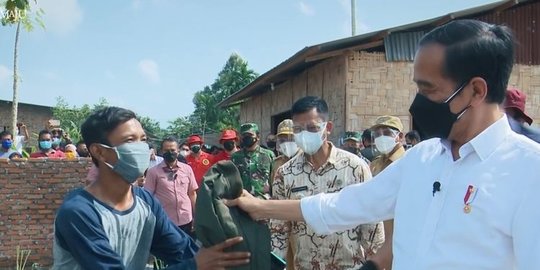 Potret Warga Sumut Dapat Jaket dari Jokowi: Enggak Akan Dilupain Seumur Hidup