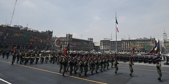 Parade Militer Peringati 211 Tahun Kemerdekaan Meksiko Parade Militer Peringati 211 Tahun Kemerdekaan Meksiko