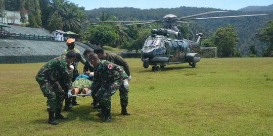 TNI Evakuasi 10 Korban Penyerangan KKB di Kiwirok, 9 Diantaranya Nakes
