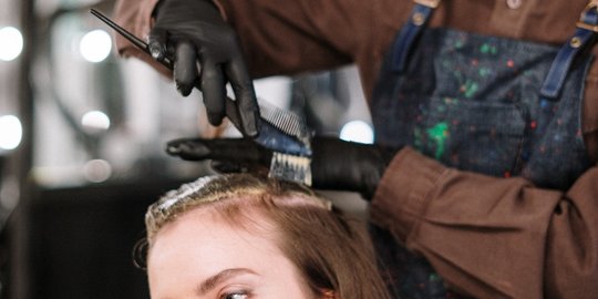 Cara Aman Melakukan Bleaching di Rumah tanpa Merusak Rambut