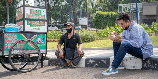 Potret Sederhana Baim Wong Makan Lesehan di Pinggir Jalan, Outfitnya Curi Perhatian