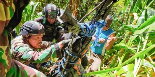 Satgas Kolakopsrem Berhasil Evakuasi Jenazah Nakes Gabriela di Jurang Kiwirok Papua