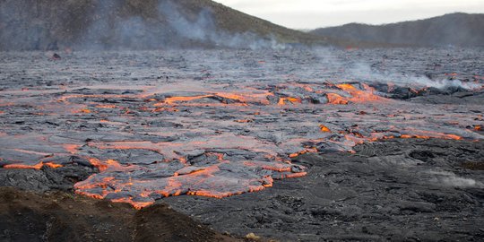 Melihat Lebih Dekat Aliran Lava Gunung Fagradalsfjall di Islandia