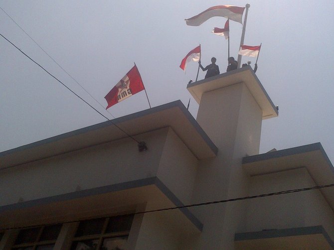 perobekan bendera belanda di hotel yamato