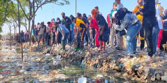 World Clean Up Day, Wali Kota Cirebon Bersih-bersih Pantai Panjunan dan Kebon Baru